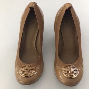 Tory Burch Wedge in Tan